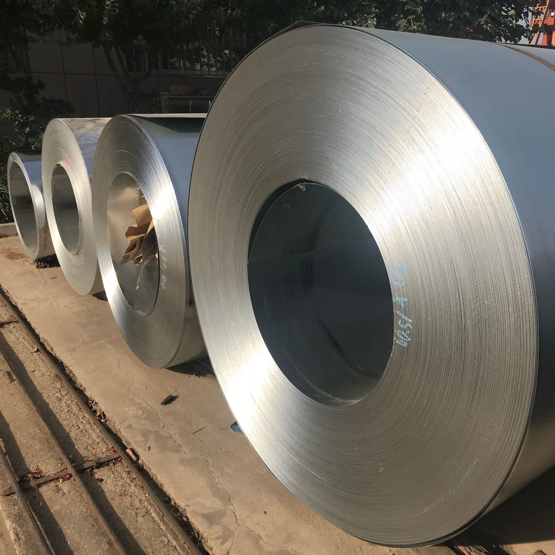 山東泰安鍍鋁鋅板市場探析 以0.8*1250規(guī)格與鋅鐵合金、硅鐵粒應(yīng)用為例